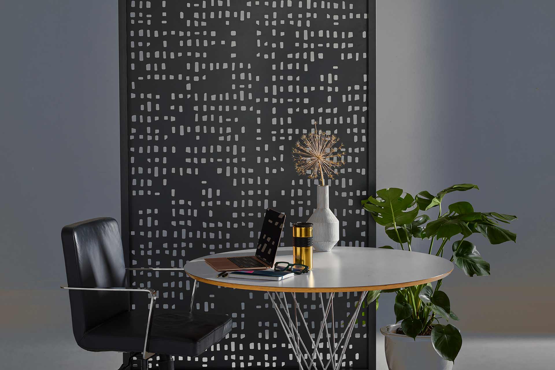 Chemetal 581 Formation - black desk